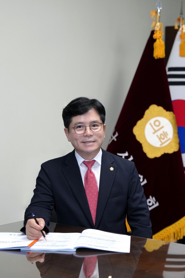 금광연 의장이 2026년 병오년(丙午年) 신년사를 통해 새해 의정 방향과 핵심 과제를 공식 발표하며 “2026년 하남시의회는 ‘시민과 동행하는 품격 있는 의회’라는 약속을 지키며, 시민이 기준이 되는 의정을 실천해 나가겠다”라고 밝혔다.