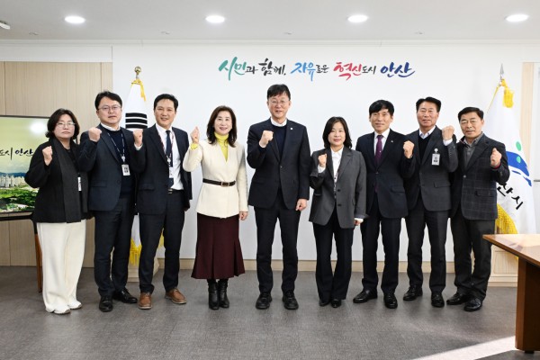 이민근 안산시장(가운데)이 2025년 12월 31일 김수진 안산교육지원청 교육장(왼쪽 네번째) 등 관계자들과 간담회를 마치고 함께 사진촬영을 하고 있다.
