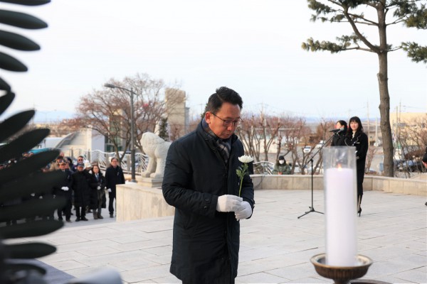 신년 현충탑 헌화하는 평택시의회 강정구 의장