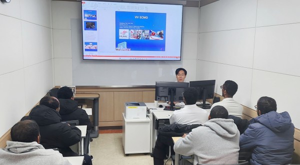 박성훈 한림대성심병원 중환자의학과장이 에티오피아 의료진에게 에크모 교육을 진행하고 있다.