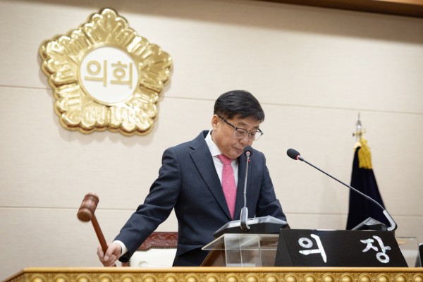 윤창철 의장이 제384회 임시회 제2차 본회의에서 ‘양주시 사례를 통한 학교 설립과     통학 교통 연계 강화에 따른 과밀학급 해소 촉구 건의안’을 채택하고 있다.