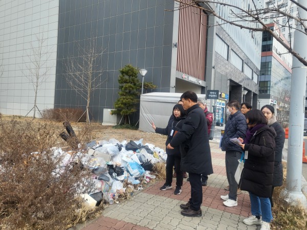 김민 단원구청장이 9일 단원구 반달섬 일원에서 생활민원 현장을 둘러보고 있다.