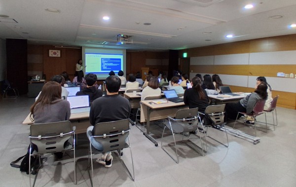  보건사업 담당자 등이 12일 상록수보건소에서 직원 역량강화 AI 교육을 진행하고 있다.