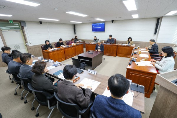 지난 12일 의회 제4상임위원회 회의실에서 열린 ‘제300회 제2차 정례회 폐회 중 의회운영위원회’의 한 장면.