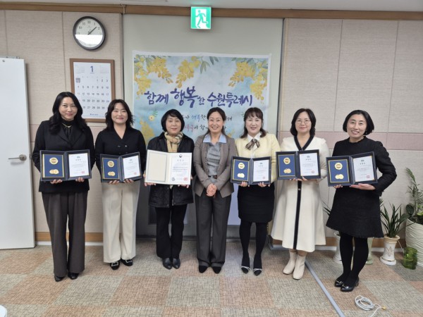 김은주 수원시 여성가족국장(가운데)과 보육유공자 표창을 받은 원장들이 기념사진을 촬영하고 있다.