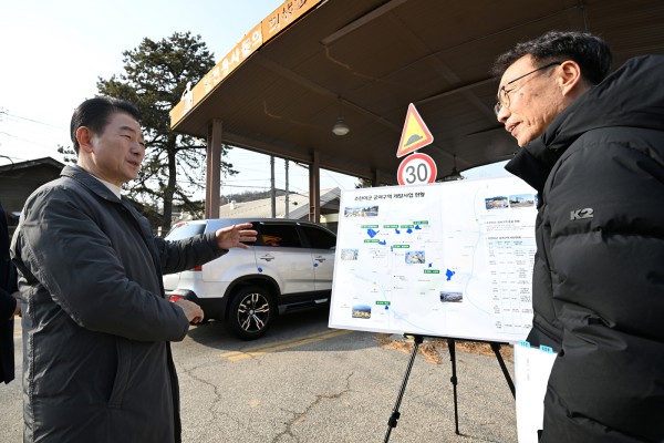 김동근 시장이 1월 14일 캠프 레드클라우드(CRC) 통과도로에서 현장 점검을 하고 있다.