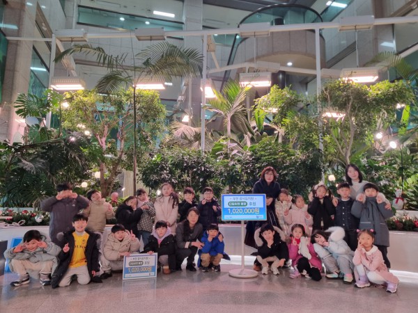 광서유치원이 부천시청 산소정원에서 디딤씨앗통장 후원금 전달 기념사진을 찍고 있다.