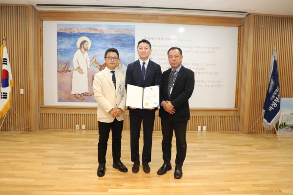 왼쪽부터 이태규 병원장, 정태진 대리, 김영중 국장