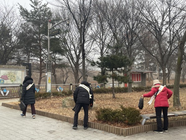 상록시니어클럽 회원들이 담배꽁초를 줍는 플로깅 활동을 하고 있다.