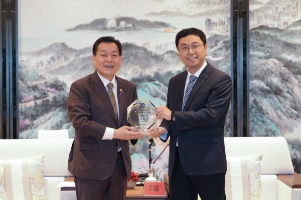 이재준 시장(왼쪽)이 우호결연 20주년 감사패를 받고, 우저통 시장과 기념촬영을 하고 있다. 