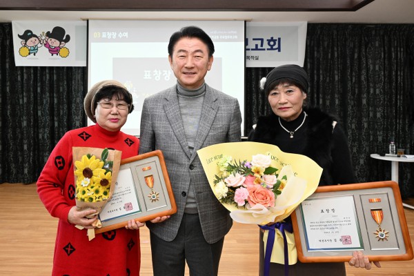 1월 20일 자금동 주민센터에서 열린 ‘2026년도 자금동 주요업무보고회’에서 김동근 시장이 유공표창 수상 주민과 함께 기념촬영을 하고 있다.