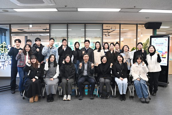간담회 참석자들이 기념 촬영을 하고 있다.