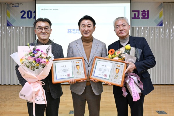 1월 21일 ‘2026년 송산1동 주요업무보고회’에서 유공 표창을 받은 주민들이 김동근 시장과 기념촬영을 하고 있다.