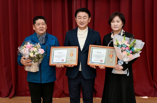 1월 22일 흥선동 행정복지센터에서 열린 ‘2026년 흥선동 주요업무보고회’에서 유공 표창을 받은 주민들이 김동근 시장과 기념촬영을 하고 있다.