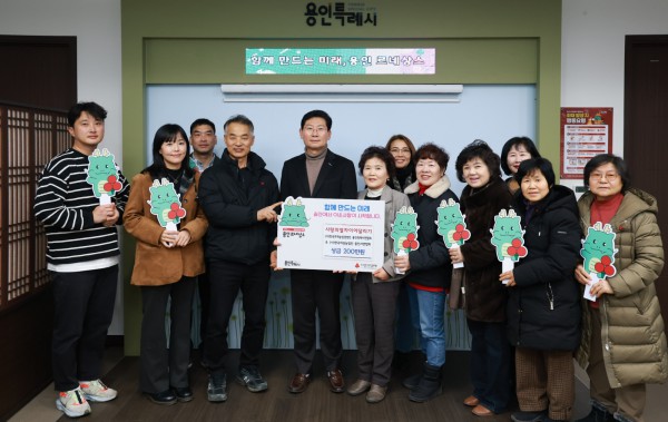 이상일 시장과 농업단체 관계자들이  23일 시청 시장실에서 성금 전달식을 마친 뒤 기념사진 촬영을 하고 있다.