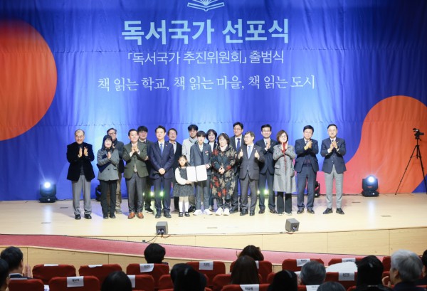 이재준 시장(왼쪽 3번째) 등 선언문 낭독자들이 함께하고 있다. 