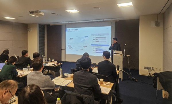 ㈜클라우드앤 관계자가 22일 서울 중구 대한상공회의소에서 열린 ‘2025년 스마트시티 혁신 기술 발굴 사업 성과공유회’에서 공공시설을 대상으로 한 에너지 절감 사업 실증 사례를 설명하고 있다.
