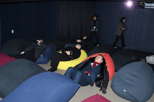 인창도서관 천체투영관을 직접 체험해 보는 백경현 구리시장
