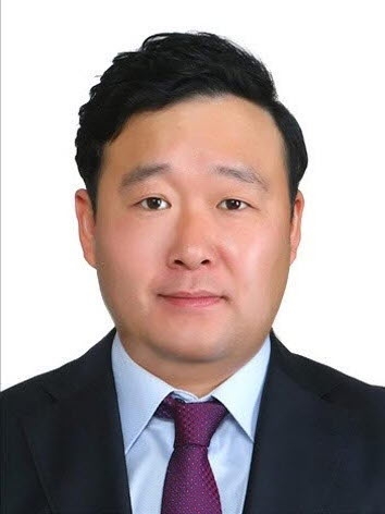 평소 훈련으로 익힌 심폐소생술이 위급한 순간 한 생명을 살리는 기적으로 이어졌다. 지난 29일 광주시 지역 내 농협 비상임이사 선거 행사가 진행되던 중 한 후보자가 갑자기 쓰러지며 의식을 잃고 심정지 상태에 빠졌다. 현장은 순식간에 긴장감에 휩싸였고 자칫하면 생명이 위태로울 수 있는 상황이었다. 이때 현장에 있던 광주시자율방재단 소속 정인섭 간사가 곧바로 환자에게 달려가 심폐소생술을 시작했다. 정 간사는 평소 재난 대응훈련과 응급처치 교육에서 반복해 익힌 대로 가슴압박과 인공호흡을 침착하게 이어가며 구조 활동에 나섰다. 정 간사의 신속한 조치로 쓰러진 환자는 곧 맥박을 되찾았고 이후 출동한 119구급대에 인계돼 인근 병원으로 이송됐다. 환자는 현재 의식을 회복한 상태로 알려졌다. 정인섭 간사는 “훈련 때는 실제 상황을 실감하기 어려웠지만, 막상 눈앞에서 사람이 쓰러지자 몸이 먼저 움직였다”며 “누구나 기본적인 응급처치 방법을 배워두면 위급한 순간 큰 도움이 될 수 있다”고 말했다. 한편, 시는 이번 사례가 자율방재단의 현장 대응 역량과 교육의 중요성을 보여주는 사례라고 보고, 앞으로도 단원 역량 강화를 위한 재난 대응훈련과 심폐소생술 교육을 지속적으로 확대해 나갈 방침이다. 평소 훈련으로 익힌 심폐소생술이 위급한 순간 한 생명을 살리는 기적으로 이어졌다. 지난 29일 광주시 지역 내 농협 비상임이사 선거 행사가 진행되던 중 한 후보자가 갑자기 쓰러지며 의식을 잃고 심정지 상태에 빠졌다. 현장은 순식간에 긴장감에 휩싸였고 자칫하면 생명이 위태로울 수 있는 상황이었다. 이때 현장에 있던 광주시자율방재단 소속 정인섭 간사가 곧바로 환자에게 달려가 심폐소생술을 시작했다. 정 간사는 평소 재난 대응훈련과 응급처치 교육에서 반복해 익힌 대로 가슴압박과 인공호흡을 침착하게 이어가며 구조 활동에 나섰다. 정 간사의 신속한 조치로 쓰러진 환자는 곧 맥박을 되찾았고 이후 출동한 119구급대에 인계돼 인근 병원으로 이송됐다. 환자는 현재 의식을 회복한 상태로 알려졌다. 정인섭 간사는 “훈련 때는 실제 상황을 실감하기 어려웠지만, 막상 눈앞에서 사람이 쓰러지자 몸이 먼저 움직였다”며 “누구나 기본적인 응급처치 방법을 배워두면 위급한 순간 큰 도움이 될 수 있다”고 말했다. 한편, 시는 이번 사례가 자율방재단의 현장 대응 역량과 교육의 중요성을 보여주는 사례라고 보고, 앞으로도 단원 역량 강화를 위한 재난 대응훈련과 심폐소생술 교육을 지속적으로 확대해 나갈 방침이다.