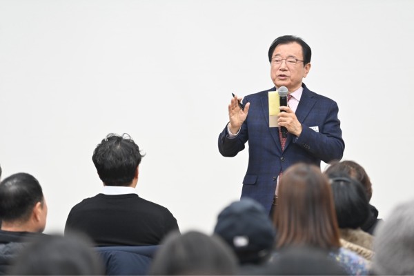 29일 오후 미사1동 행정복지센터에서 개최된 ‘2026 미사1동 주민과의 대화’에서 이현재 하남시장이 미사 지역을 중심으로 한 도시 경쟁력 강화 구상을 직접 설명하고 있다.