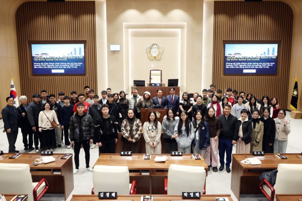 수원특례시의회 본회의장에서 베트남 고등학생 의회 견학 단체 기념촬영