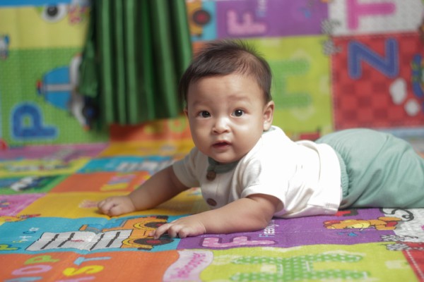 [사진] ‘터미타임(Tummy Time)’ 중인 아기