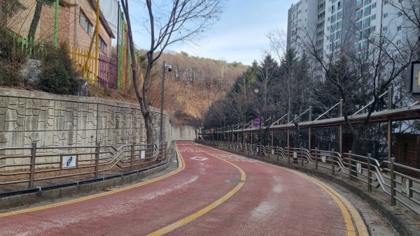  용인특례시 수지구 성복초·중학교 진입도로에 자동염수분사장치 설치가 완료돼 2월부터 가동을 시작했다.