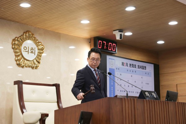 제260회 임시회 제1차 본회의에서 의사봉 타봉하는 강정구 의장