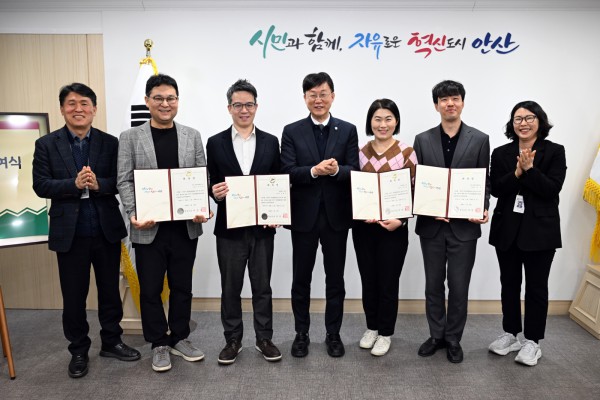 이민근 안산시장(사진 가운데)이 4일 무료 법률상담실 위촉 변리사들과 기념촬영을 하고있다.