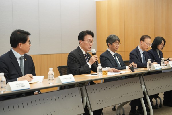 김민석 국무총리가 분당서울대병원에서 열린 희귀질환 의료진 간담회에서 인사말을 하고 있다.