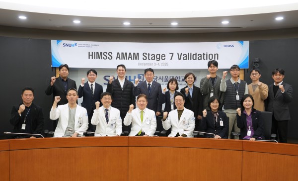 분당서울대병원 관계자들이 HIMSS Modified AMAM Stage7 인증심사 기념 단체사진을 촬영하고 있다.