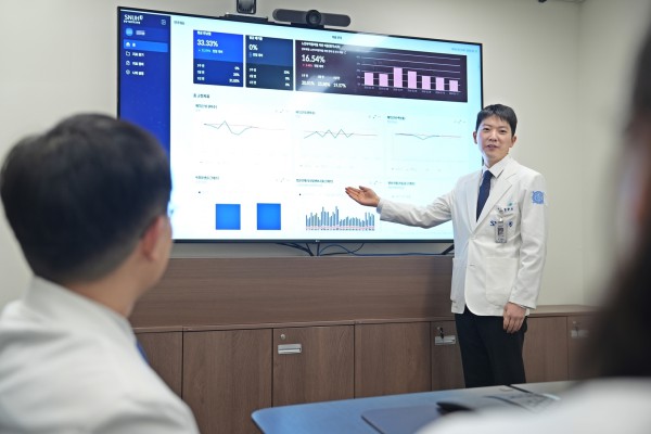 분당서울대병원 의료진이 HRS를 통해 입원환자 지표를 분석하고 있다.