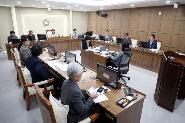 수원특례시의회 기획경제위원회가 제400회 임시회에서 조례안 등 주요 안건을 심사하고 있다